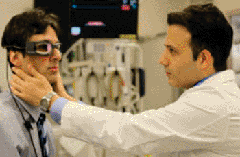 Imagen: Gafas video-oculares usados para realizar la prueba de impulso horizontal de la cabeza (Fotografía de Johns Hopkins Medicine).